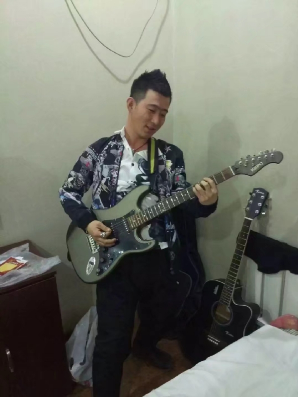 小吉他的第一张照片--温州相亲服务中心