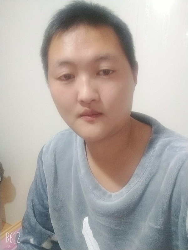 烟圈里透着伤的第二张照片--温州相亲服务中心