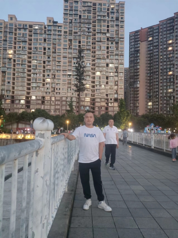 寂寞的男人的第一张照片--温州相亲服务中心